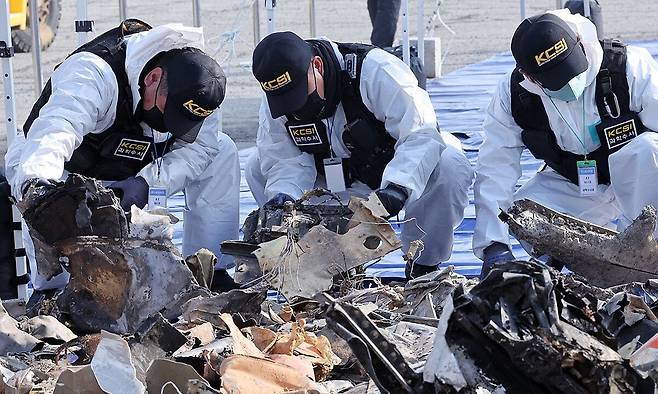 지난 12일 무안국제공항에서 국립과학수사연구원 관계자들이 12·29 제주항공 여객기 참사 사고기 잔해를 조사하고 있다. 연합뉴스