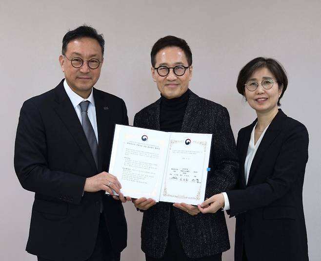 가수 유열(가운데)이 3월 9일 생명나눔 공동 홍보대사로 위촉된 뒤 이삼열(왼쪽) 한국장기조직기증원 원장, 김영지 국립장기조직혈액관리원 장기기증지원과장과 기념촬영을 하고 있다. 한국장기조직기증원 제공