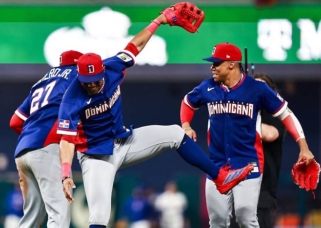 도미니카공화국 선수들이 11일(현지 시간) 미국 마이애미 론디포 파크에서 열린 월드베이스볼클래식(WBC) 조별리그 최종전에서 베네수엘라를 꺾은 뒤 기뻐하고 있다. AFP연합뉴스