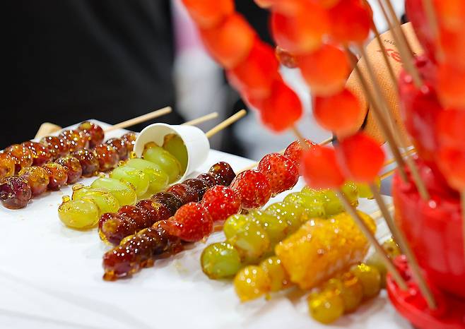 '2023 서울디저트페어'의 한 부스에 진열된 판매용 탕후루. ⓒ연합뉴스