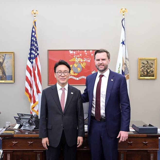김민석 국무총리가 12일(현지시간) 워싱턴DC 백악관에서 JD 밴스 미국 부통령과 회담 전 포즈를 취하고 있다. ⓒ주미한국대사관 제공