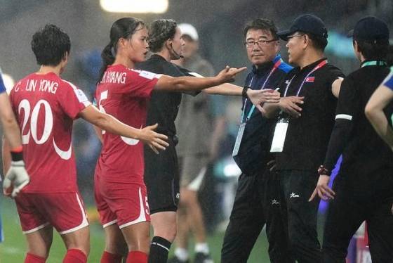 북한 여자대표팀 선수들이 중국과 2026 아시아축구연맹(AFC) 여자 아시안컵 조별리그 3차전 경기 중 항의하고 있다. /사진=시나스포츠 갈무리