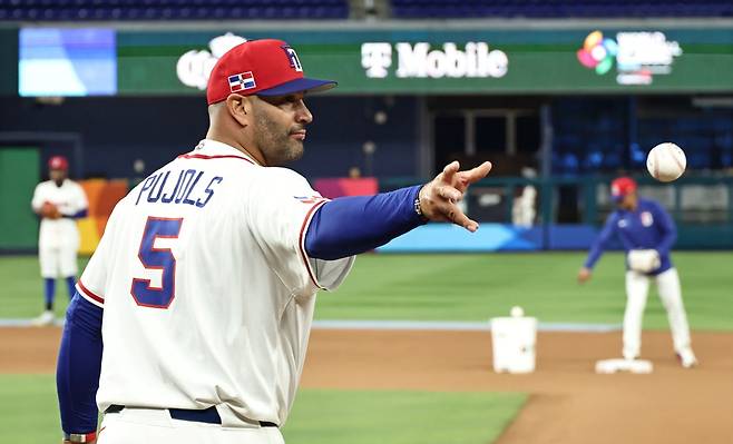 도미니카공화국 야구대표팀을 이끌고 있는 앨버트 푸홀스 감독이 13일 진행된 2026 월드베이스볼클래식(WBC) 2라운드 공식 기자회견에 참석해 한국 대표팀에 대해 전반적으로 깔끔한 경기를 하고 실수를 거의 하지 않는다고 평가했다. 그러면서 실수를 최소화하고 준비된 상태로 경기를 치러야 하는 점을 강조했다. 연합뉴스