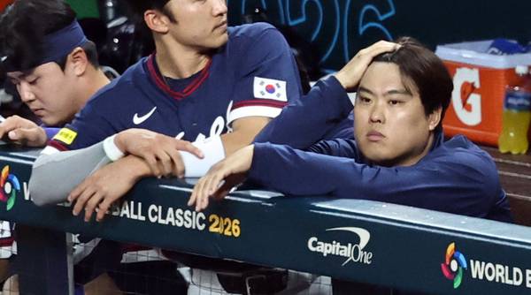 14일(한국시간) 미국 플로리다주 마이애미 론디포파크에서 열린 월드베이스볼클래식(WBC) 대한민국과 도미니카공화국의 준준결승전 경기. 2회말 3실점하며 교체된 한국 류현진이 경기를 지켜보고 있다. /연합뉴스