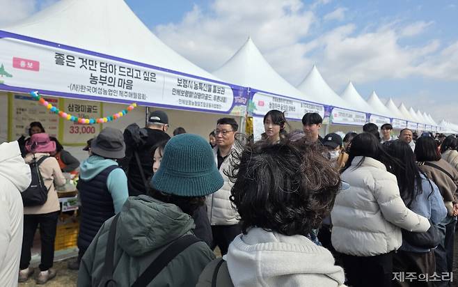 특산품 판매 부스 안에 큰 글씨로 가격표가 걸려 있다.