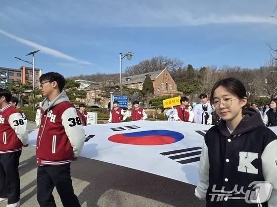 14일 오전 전북 전주시 중화산동 전주신흥고등학교에서 열린 '3·13 만세운동' 재현행사에 참여한 학생들과 시민들이 태극기를 들고 행진하고 있다. 2026.3.14 ⓒ 뉴스1 장수인 기자