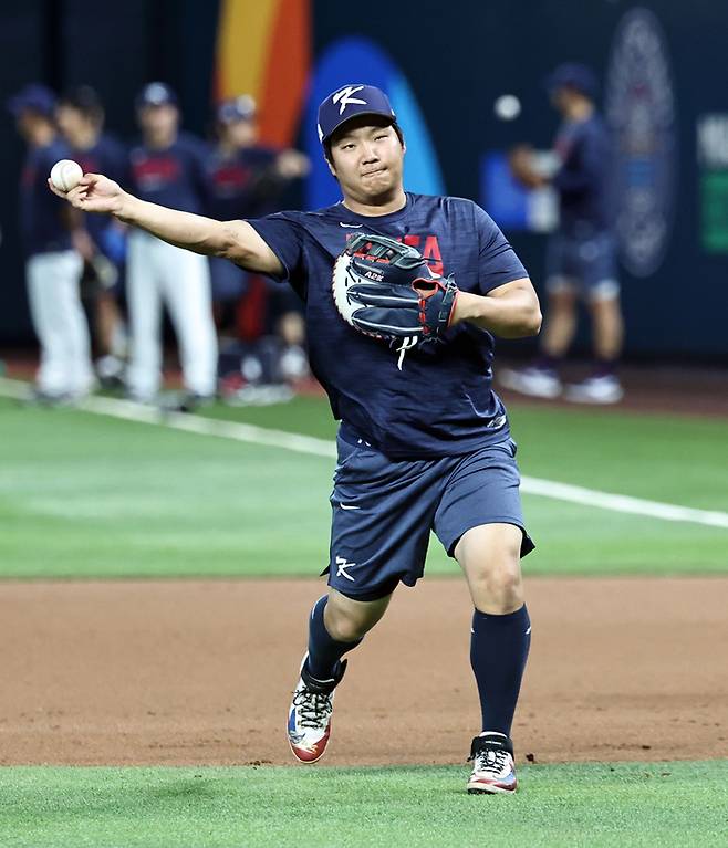 대한민국 야구 대표팀의 문보경이 12일(현지시간) 미국 플로리다주 마이애미 론디포파크에서 월드베이스볼클래식(WBC) 도미니카공화국과의 준준결승전 경기를 앞두고 훈련을 하고 있다. 사진 | 연합뉴스