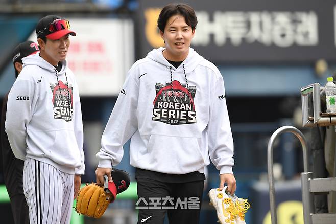 LG 임찬규가 훈련을 위해 그라운드로 나서고 있다. 사진 | 박진업 기자 upandup@sportsseoul.com