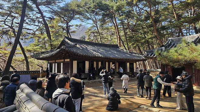 ‘왕사남’ 인기 뜨겁네…관광객 몰린 영월 청령포 (영월=연합뉴스) 양지웅 기자 = 최근 관객 수 1천만명을 기록한 영화 ‘왕과 사는 남자’의 역사적 배경이 된 강원 영월군 청령포에 8일 관광객 발걸음이 이어지고 있다. 2026.3.8 yangdoo@yna.co.kr (끝) <저작권자(c) 연합뉴스, 무단 전재-재배포, AI 학습 및 활용 금지>