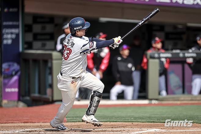 롯데 손호영이 14일 부산 사직구장에서 열린 2026 KBO리그 시범경기 LG전 6회말 홈런을 치고 있다. 사진 | 롯데 자이언츠