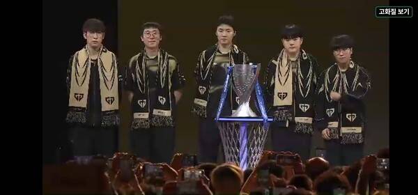 리그 오브 레전드 국제 대회 '퍼스트 스탠드 토너먼트'가 16일 브라질 상파울루에서 막을 올린다. LCK 대표로 출전한 젠지와 BNK 피어엑스는 각각 중국의 강호 JDG와 BLG를 상대로 첫 경기를 치르며 우승 도전에 나선다. (젠지). /사진=네이버 치지직 라이브영상 캡처