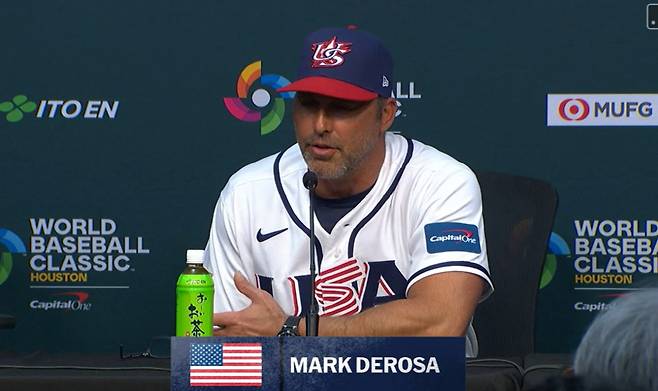 마크 데로사 감독이 지난 11일 이탈리아에 패한 뒤 인터뷰를 하고 있다. 사진=MLB.com 캡처