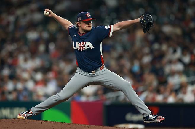 로간 웹이 지난 7일(한국시각) B조 첫 경기인 브라질전에 등판해 힘차게 공을 뿌리고 있다. AFP연합뉴스