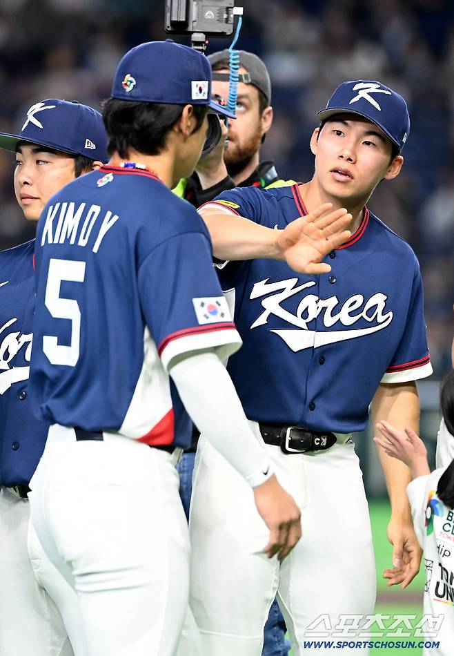 9일 일본 도쿄돔에서 열린 WBC(월드베이스볼클래식) 한국과 호주의 경기, 경기 전 선수소개때 김혜성과 김도영이 하이파이브를 하고 있다. 도쿄(일본)=허상욱 기자wook@sportschosun.com/2026.03.09/