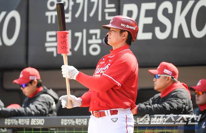 시범경기 첫 타석을 준비하던 SSG 김재환은 KIA 선발 김태형 피칭을 유심히 지켜봤다.