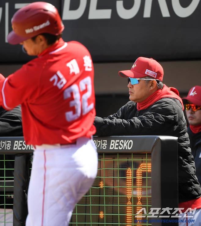 새 식구 김재환의 첫 타석을 기대했던 이숭용 감독.