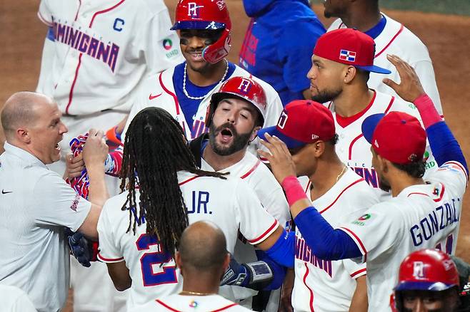 도미니카공화국 오스틴 웰스가 7회말 경기를 끝내는 3점포를 터뜨리고 들어와 동료들의 환영을 받고 있다. AFP연합뉴스