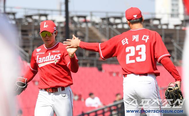 13일 광주 기아챔피언스필드에서 열린 KIA 타이거즈와 SSG 랜더스의 시범경기. SSG 타케다가 호수비를 펼친 유격수 박성한과 하이파이브를 하고 있다. 광주=박재만 기자 pjm@sportschosun.com/2026.03.13/