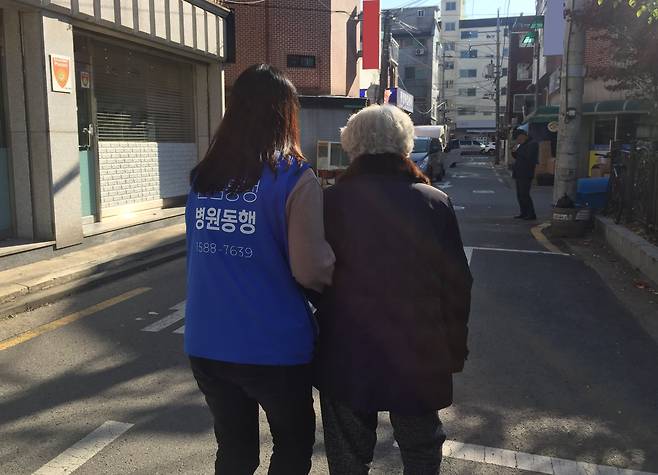 수년 전부터 여러 지자체에서 노인을 위한 병원동행 서비스를 도입하자, 이를 전문 자격처럼 홍보하는 '병원동행매니저' 같은 민간자격이 수백개 생겼다. /조선일보DB