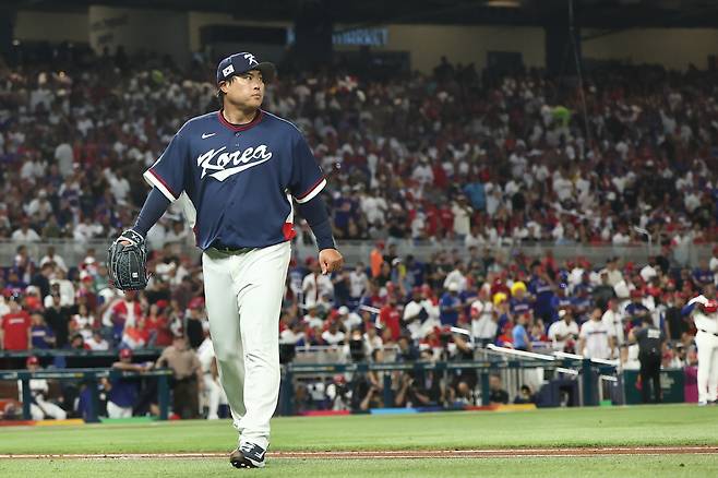 14일(한국시간) 미국 플로리다주 마이애미 론디포파크에서 열린 월드베이스볼클래식(WBC) 대한민국 대 도미니카공화국 준준결승전. 한국 선발투수 류현진이 2회 말 3실점 후 마운드에서 내려오고 있다. 연합뉴스