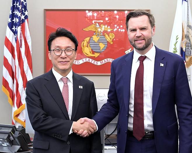 김민석 국무총리가 12일(현지 시간) 미국 워싱턴 백악관에서 J D 밴스 부통령을 만나 악수하고 있다.
주미 한국대사관 제공