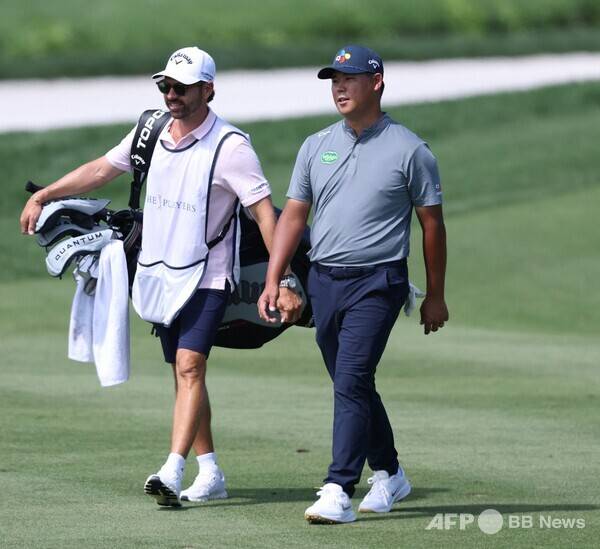 임성재, 김성현 프로와 함께 2026년 미국프로골프(PGA) 투어 '제5의 메이저 대회'로 불리는 플레이어스 챔피언십에 출전한 김시우 프로가 2라운드에서 경기하는 모습이다. 사진제공=ⓒAFPBBNews = News1 (사진을 무단으로 사용하지 마십시오.)