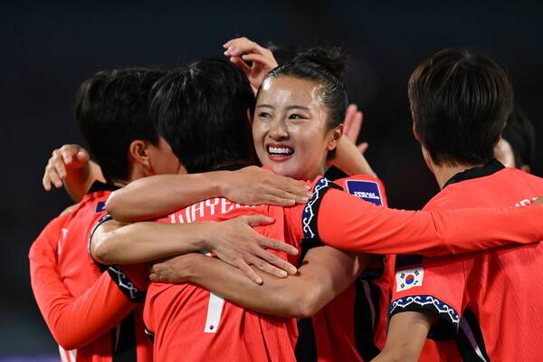 한국 여자축구대표팀의 최유리 등 선수들이 15일 열린 아시아축구연맹 아시안컵 8강전 우즈베키스탄과 경기에서 손화연이 첫골을 넣자 좋아하고 있다. 시드니/EPA 연합뉴스