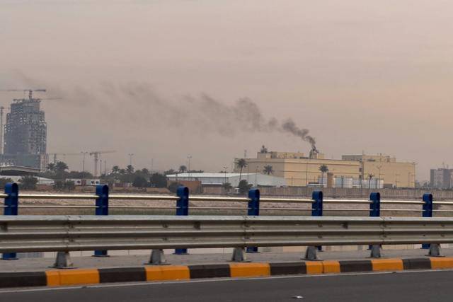이라크 바그다드의 미국 대사관 단지에서 14일 검은 연기가 피어오르고 있다. 바그다드=AP 연합뉴스