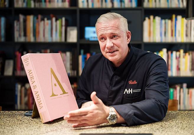 미쉐린 2스타 레스토랑 아우라(AURA)로 2019년 별 두 개를 받은 뒤 이를 유지하고 있는 알렉산더 허먼 셰프는 미쉐린을 북극성에 비유했다. 사진 휘슬러코리아