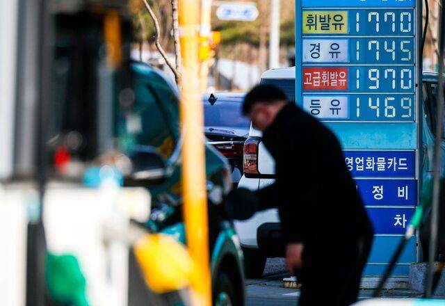 석유 최고가격제 시행 첫날인 13일 전국 평균 주유소 기름값이 사흘 연속 하락세를 이어갔다. 경기 부천시의 한 주유소에 휘발유와 경유가 ℓ당 1700원대로 떨어진 가격이 표기돼 있다. 뉴시스