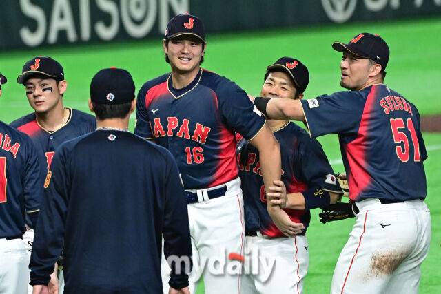 6일 일본 도쿄돔에서 열린 2026 월드 베이스볼 클래식(WBC) 조별리그 일본-대만 경기. 일본이 13-0으로 7회 콜드게임으로 승리했다. 동료들과 기뻐하는 오타니./도쿄(일본)=한혁승 기자 hanfoto@mydaily.co.kr