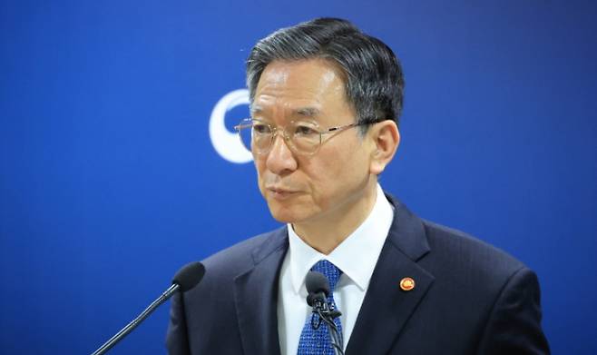 정성호 법무부 장관은 11일 김어준씨 유튜브 채널에서 제기된 이재명 대통령과 관련한 이른바 '공소취소 거래설'에 대해 "검사들에게 특정 사건 관련 공소 취소에 대해 말한 사실이 없다"고 강조했다. 연합뉴스