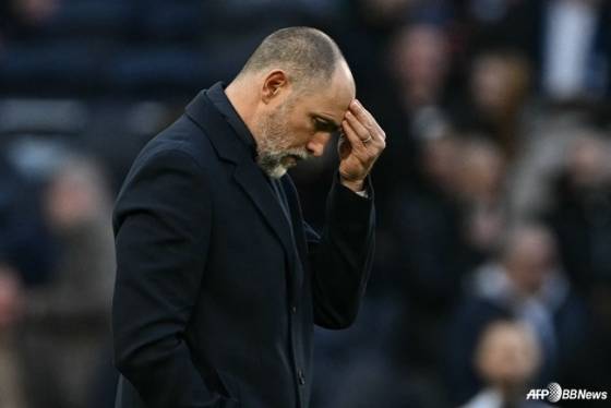 이고르 투도르 토트넘 홋스퍼 신임 감독이 영국 런던의 토트넘 홋스퍼 스타디움에서 열린 2025~2026 잉글랜드 프리미어리그(EPL) 27라운드 경기 중 이마를 만지고 있다. /AFPBBNews=뉴스1