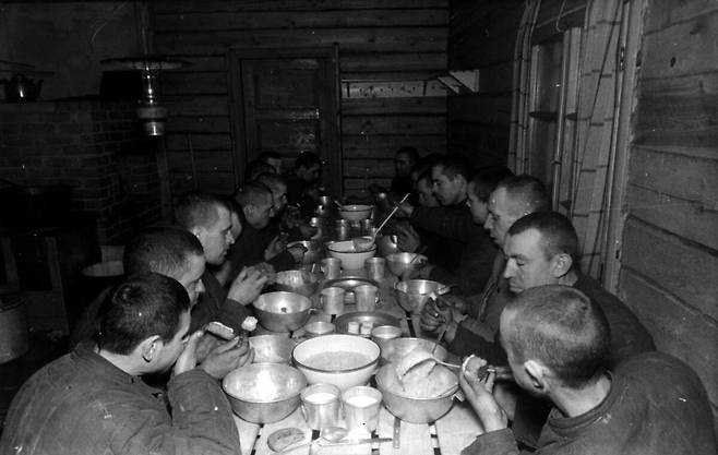 포로수용소에서는 모두가 배급받아 살아가기에 화폐가 필요하지 않다. GETTYIMAGES