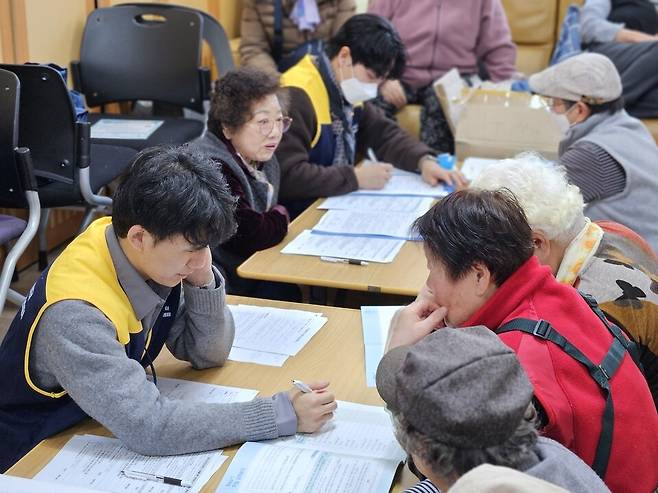 ▲ 지난 13일 오후 1시쯤 포천시 이동면 노곡2리 마을회관에서 포천시정신건강복지센터와 국가트라우마센터가 '0306 포천시 재난 심리지원 안내' 프로그램을 진행한 모습. 이날 행사에는 노곡2·3리 주민 70여 명이 참여해 '기념일 반응' 대응법 교육 및 개별 심리 상담을 진행했다. /박지혜 기자 pjh@incheonilbo.com