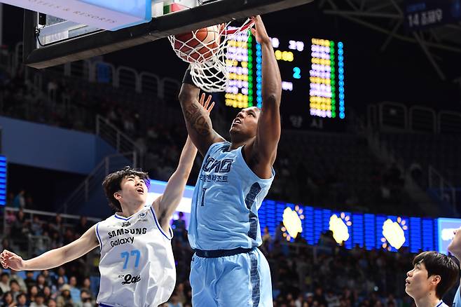 15일 고양소노아레나서 열린 2025~2026 LG전자 프로농구 정규리그 삼성과의 홈경기 소노 네이던 나이트가 덩크슛을 넣고 있다. 사진=KBL