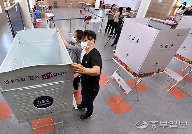 경기도 한 행정복지센터에서 관계자들이 투표소 설치 작업을 하고 있다. 중부포토DB