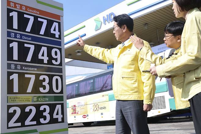 정명근 화성시장이 13일 오전 병점구 소재 주유소를 방문해 불시 현장점검을 실시했다.