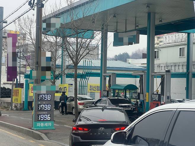 석유 최고가격제 시행 첫 주말인 15일 광주 서구의 한 주유소에 차량이몰려 있다. /박건우 기자