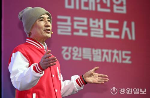 15일 원주 치악체육관에서 열린 강원 도정보고회에서 김진태 강원특별자치도지사가 강원도정 현안과 추진상황 등에 대해 설명하고 있다. 원주=박승선기자