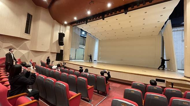 참가자들의 눈길을 오래 붙든 장면은 음향반사판 설치 과정이었다. 객석에 앉아 무대를 바라보는 사이, 위, 양옆의 커다란 반사판이 기계 조작에 따라 안전모를 쓴 스태프들과 함께 천천히 제자리를 찾아갔다.