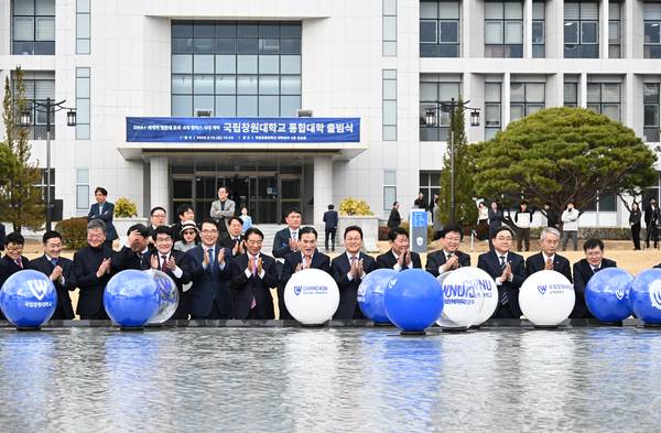 국립창원대학교 통합대학 출범식이 13일 대학본부 2층 인송홀에서 열렸다. 행사에 참석한 박민원 총장, 최교진 교육부 장관, 박완수 경남도지사, 박종훈 경남도교육감, 허성무 국회의원, 김종양 국회의원 등이 출범을 기념하며 풍선을 본관 앞 분수대에 띄우고 있다. /김구연 기자