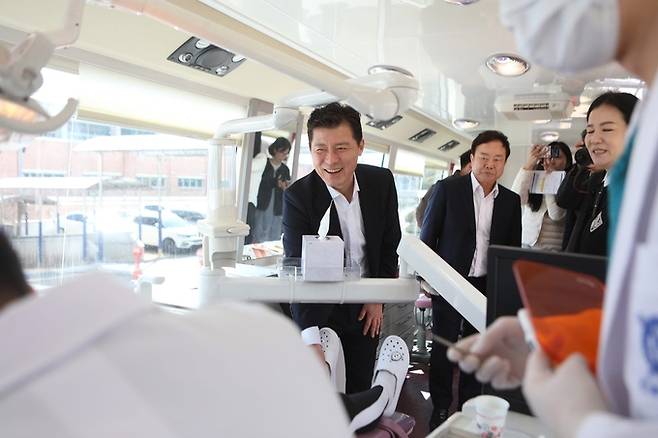 ▲ 서울대 치과병원 의료봉사단이 참여해 특수학교 재학생 약 50명을 대상으로 구강검진과 스케일링, 충치 치료 등 치과 진료 서비스를 제공하는것을 구자근 국회의원이 둘러보고 있다. 구자근의원실