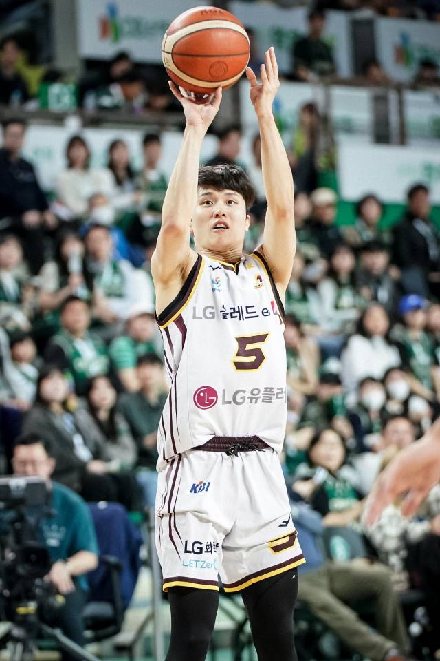 창원 LG 세이커스 양준석이 15일 강원도 원주 DB 프로미 아레나에서 열린 DB와의 원정경기서 슛을 쏘고 있다./KBL/