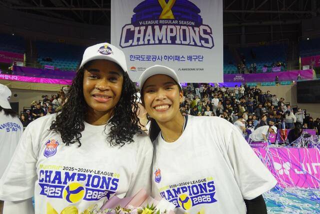 도로공사의 정규리그 1위에 앞장선 모마(왼쪽)와 타나차.