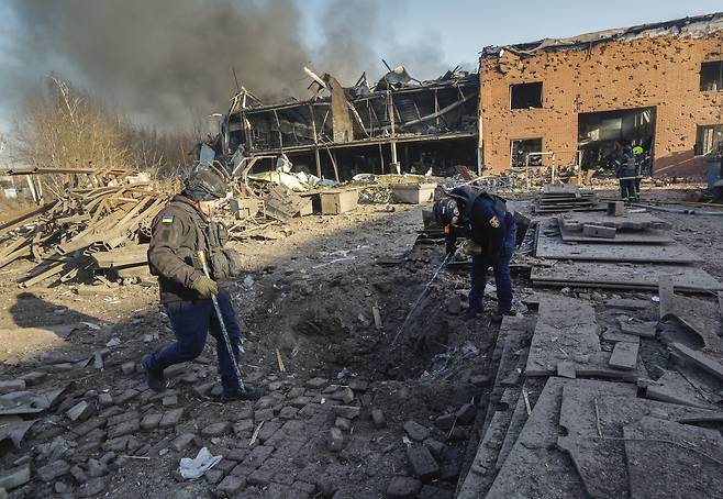 14일(현지시간) 우크라이나 키이우 근처 브로바리에서 조사관들이 러시아의 공습 현장을 조사하고 있다.(EPA연합뉴스)