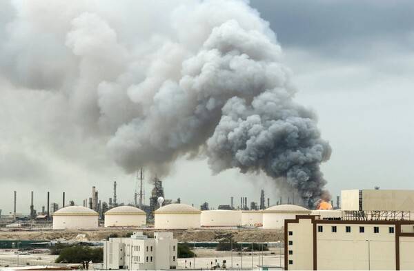 이란의 공격으로 불타는 바레인의 국영 석유회사 정유소. 뉴욕차임스 3월 14일