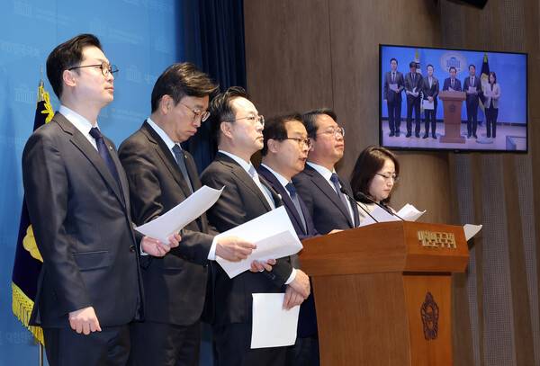 더불어민주당 '윤석열정권 조작기소 진상규명 및 공소취소를 위한 국정조사 추진위원회' 소속 의원들이 15일 국회 소통관에서 신속한 국회 국정조사특별위원회 구성을 위한 국민의힘 협조를 촉구하고 있다. 왼쪽부터 김동아, 이용우, 박성준, 이건태, 김승원, 이주희 의원. 2026.3.15. 연합뉴스