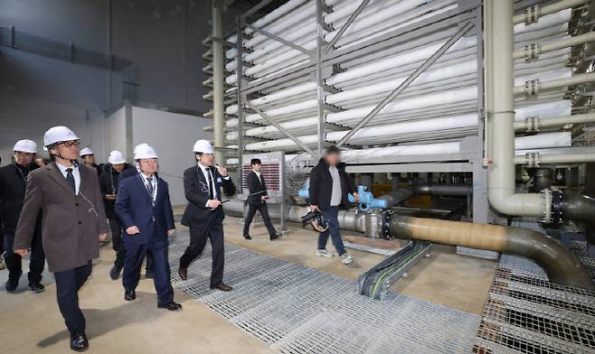 윤석대 한국수자원공사 사장이 금한승 기후에너지환경부 1차관, 이완섭 서산시장과 18일 충남 서산 대산해담 플랜트부지에서 열린 대산임해산업지역 해수담수화사업 준공식을 마치고 플랜트 시설을 시찰하고 있다.(사진=뉴스1)