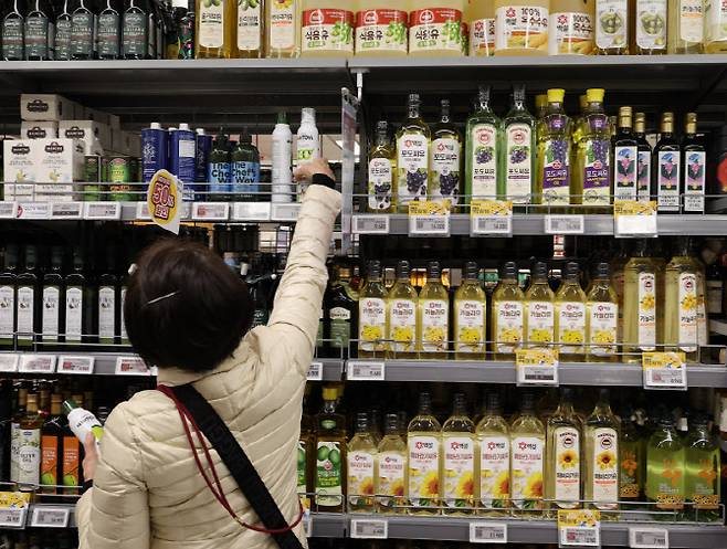 13일 서울의 한 대형마트에 식용유가 진열돼 있다. (사진=연합뉴스).